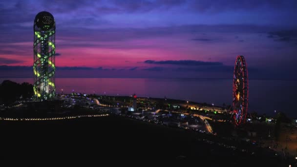 Batumi, Georgia - 2018: Alfabeto Torre, faro e ruota panoramica al tramonto dall'alto — Video Stock