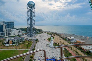 Batumi, Gürcistan - 2018: Alfabe Kulesi ve yukarıdan dolgu