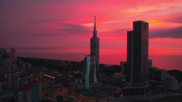 Batumi, Georgia - 2018: Gün batımında şehir manzarası yukarıdan — Stok video