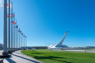 Soçi, Rusya - 2019: Olimpiyat alevi ve bayraklar