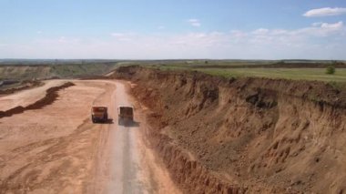 Ezilmiş taş ocağı, iki kamyon, hava manzaralı.