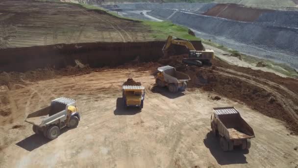 Schirnov, Russland - 2019: Spezialausrüstung in einem Steinbruch zur Herstellung von Schotter — Stockvideo