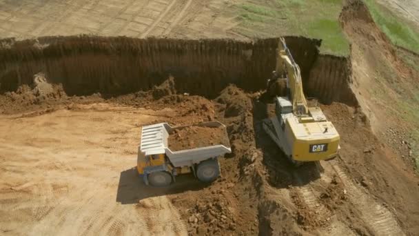 Región de Rostov, Rusia - 2019: excavadora carga tierra en un camión — Vídeos de Stock