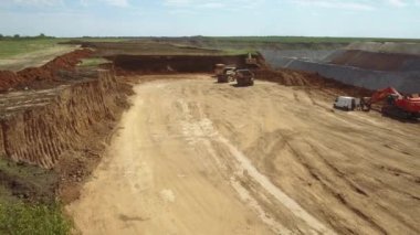 Rostov Bölgesi, Rusya - 2019: taş ocağı geliştirme, kazıcı ve kamyonlar