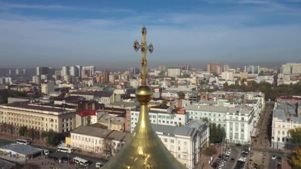 Rostov-on-Don, Rusia - 2019: cúpula y cruz de la Catedral, una vista desde arriba — Vídeo de stock