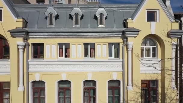 Rostov-on-Don - 2019: činžovní dům na ulici Pushkinskaya 75, dříve Lasch Činžovní dům — Stock video
