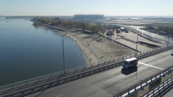Rostov-on-Don, Rusko - 2019: auta na mostě Vorošilovského, pohled shora — Stock video