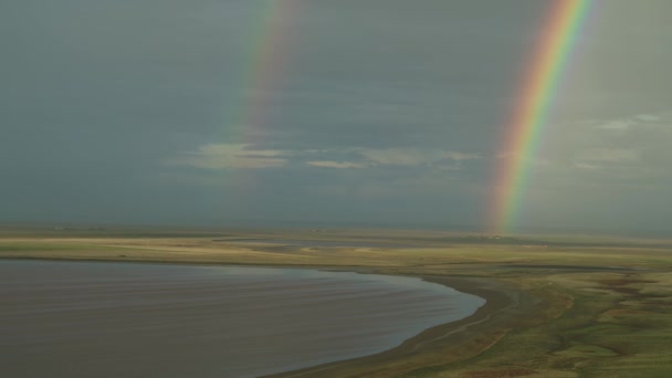 Arco iris en el cielo sobre el lago, hermoso paisaje, Rusia, vista aérea — Vídeo de stock