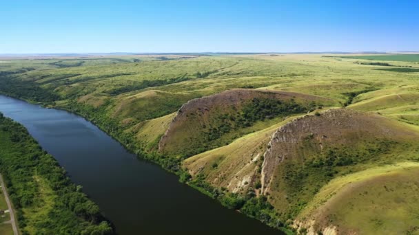 Beau paysage : montagnes au bord de la rivière en Russie, été, d'en haut 