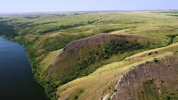 Vue aérienne : rochers et rivière, journée d'été, belle nature en Russie 