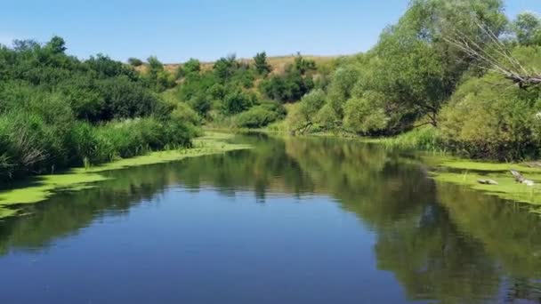 Letěl přes řeku, střílel z dronu. Krásný letecký pohled — Stock video