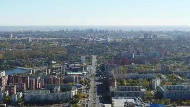 Stad i Ryssland: typiska lägenhetsbyggnader och privata hus, flygutsikt — Stockvideo