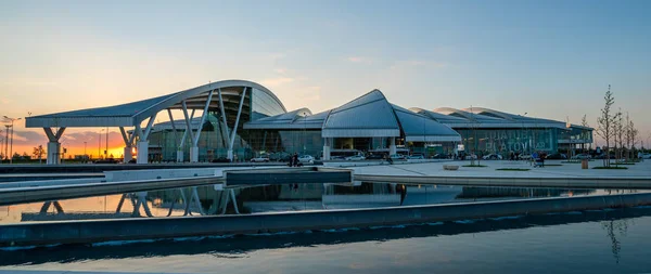 Rostov-on-Don, Rússia - 2019: Aeroporto de Platov, terminal de passageiros ao amanhecer — Fotografia de Stock