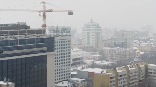 Rostov-on-Don, Ρωσία - 2018: χειμώνας, χιονοθύελλα στο κέντρο της πόλης, εναέρια άποψη — Αρχείο Βίντεο