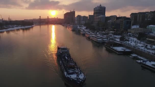 Rostov-on-Don, Russia - 2018: barge on the Don river, sunset, view from above — ストック動画