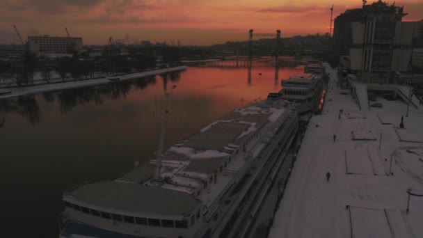 Rostov-on-Don, Rusko - 2018: nábřeží, lodě, řeka Don při západu slunce shora — Stock video