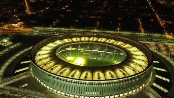 Krasnodar, Rusia - 2016: estadio de fútbol Krasnodar por la noche, vista aérea — Vídeo de stock