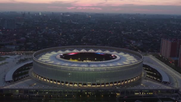 Krasnodar, Rosja - 2016: Stadion piłkarski Krasnodar o zachodzie słońca z góry — Wideo stockowe