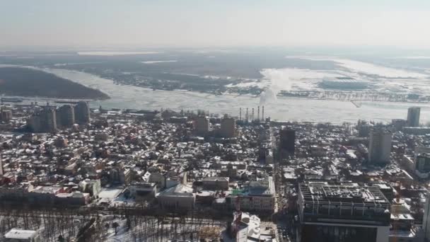 来自俄罗斯的城市在冬季从高处、住宅、工厂、河流 — 图库视频影像