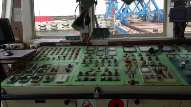 Intérieur de la cabine des capitaines, tableau de bord, vue depuis les fenêtres — Video