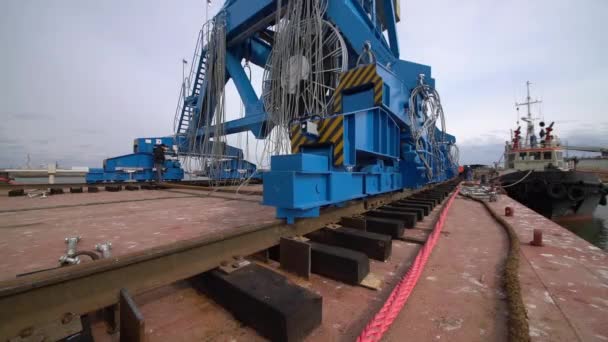 Loading a crane on a barge in a port, close-up — Stock Video