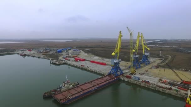 Grues de chargement sur chaland, Port de commerce de Temryuk, Russie, vue aérienne — Video