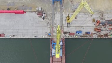 Bir mavnaya vinç yükleme, Temryuk Ticaret Limanı, Rusya, hava manzarası