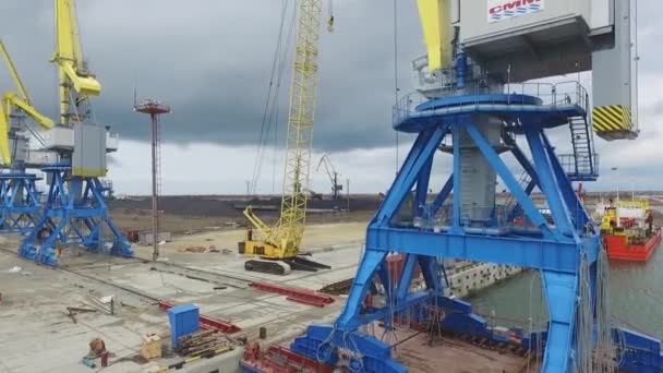 Grues de chargement sur chaland, Port de commerce de Temryuk, Russie, vue aérienne — Video