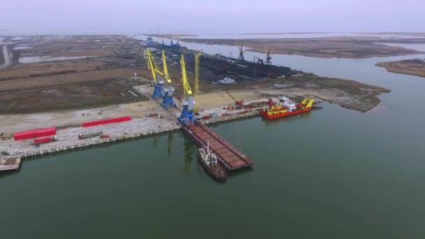 Ładowanie dźwigów na barce, Temryuk Commercial Sea Port, Rosja, widok z lotu ptaka — Wideo stockowe