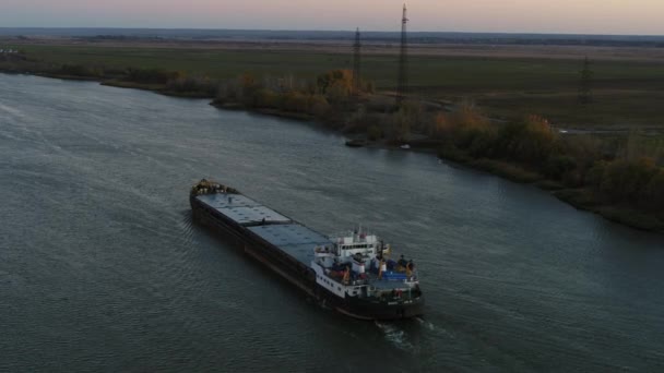 Starocherkasskaya, Rusia - 2018: barcaza en el río al atardecer, vista aérea — Vídeos de Stock