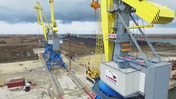 Temryuk, russland - 2017: Kran im Hafen, Schuss von einer Drohne — Stockvideo
