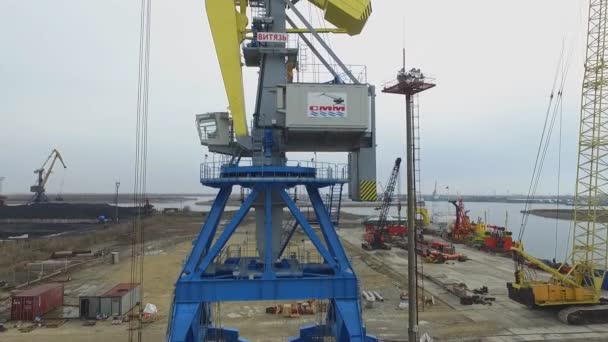 Temryuk, russland - 2017: Kran im Hafen, Schuss von einer Drohne — Stockvideo