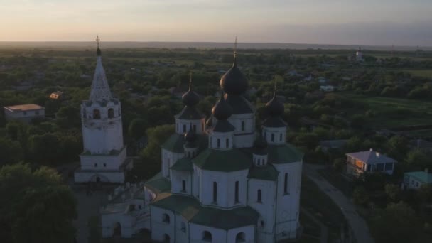 Catedral al atardecer, cúpulas y cruces doradas, vista aérea, Rusia — Vídeo de stock
