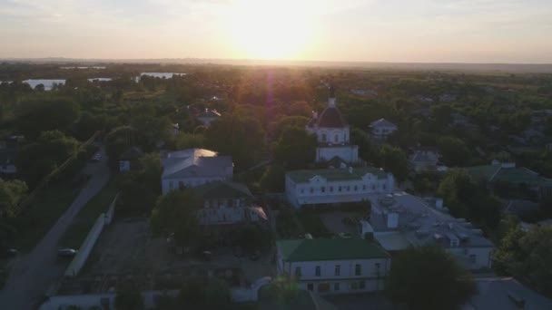 Старочеркаське село згори, будинки, дерева і старовинна церква на заході сонця. — стокове відео