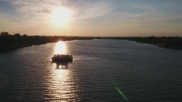 Flussfähre bei Sonnenuntergang, Don River, Russland, Luftaufnahme — Stockvideo