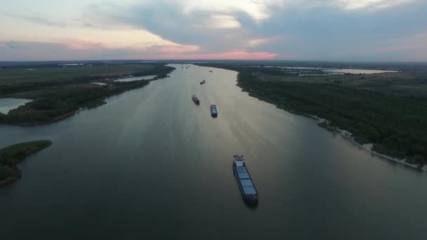 Don řeka shora při západu slunce, vodní doprava - bárky, střelba z dronu — Stock video