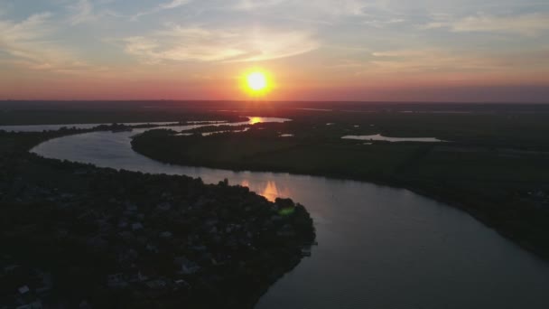 Oroszországi folyóparti falu, videó egy drónról naplementekor. — Stock videók