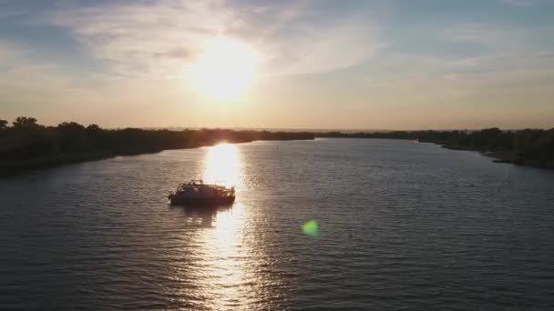 Starocherkasskaya, Russia - 2018: пором на річці Дон, вигляд з повітря — стокове відео