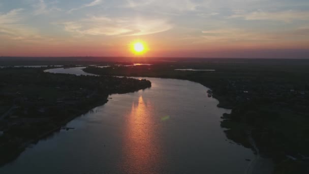 Satul de pe malul râului din Rusia, video de la o dronă la apusul soarelui — Videoclip de stoc