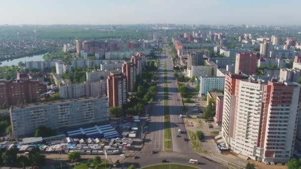 Zwykłe miasto w Rosji, letni dzień, widok z powietrza — Wideo stockowe