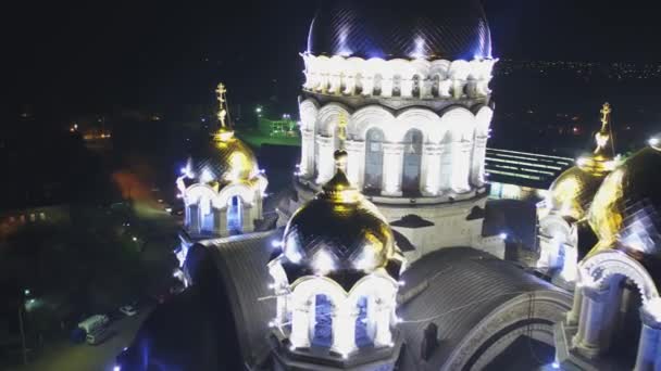 Novocherkassk, Rusland - 2017: 's Nachts vliegen over de koepels van de kathedraal — Stockvideo