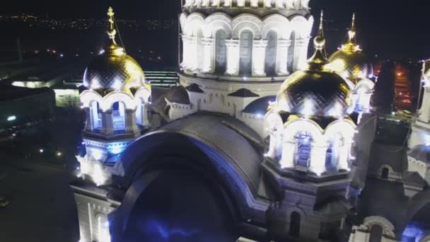 Novocherkassk, Rusland - 2017: Kathedraal in nachtverlichting tijdens de vakantie — Stockvideo