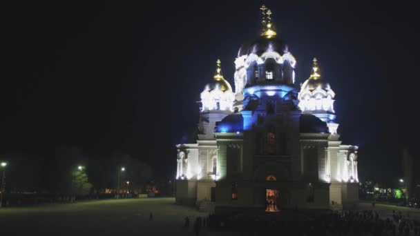 Novocherkassk, Russia - 2017: Chiesa ortodossa nell'illuminazione notturna, vista aerea — Video Stock