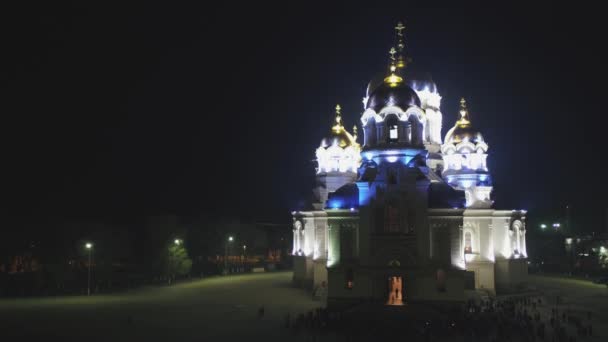 Novocherkassk, Rusland - 2017: Hemelvaart kathedraal 's nachts van boven — Stockvideo