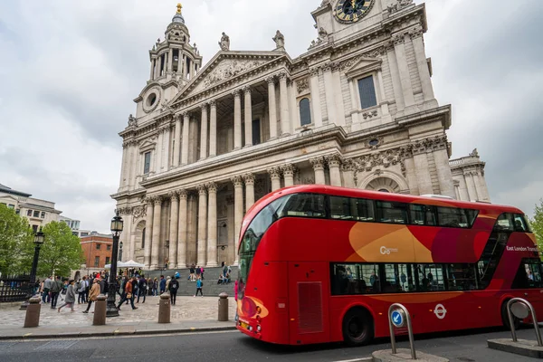 Londres, Reino Unido - 2019: autobús rojo y catedral de St. Pauls — Foto de Stock