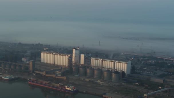 Bahía fluvial y astillero en Rusia, barcazas, edificios industriales, vista aérea — Vídeo de stock
