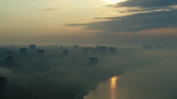 Stad en rivier in mist bij dageraad, uitzicht van bovenaf — Stockvideo