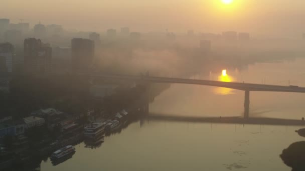 Rostov-on-Don, Rusia - 2019: río, terraplén, puente Voroshilovsky al amanecer — Vídeo de stock