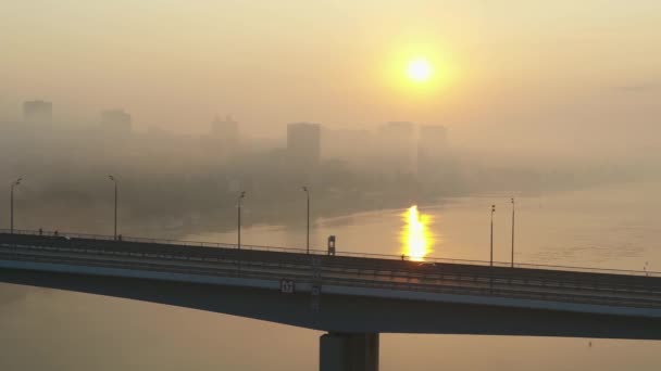 Rostow am Don, Russland - 2019: Woroschilowski-Brücke im Morgengrauen von oben — Stockvideo