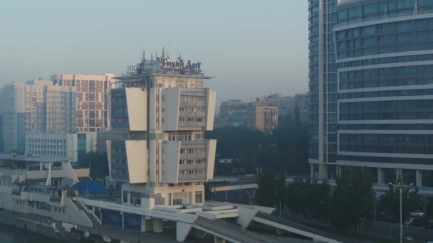 Rostov-on-don, russland - 2019: Gebäude mit einem Schild tihiy don von oben — Stockvideo